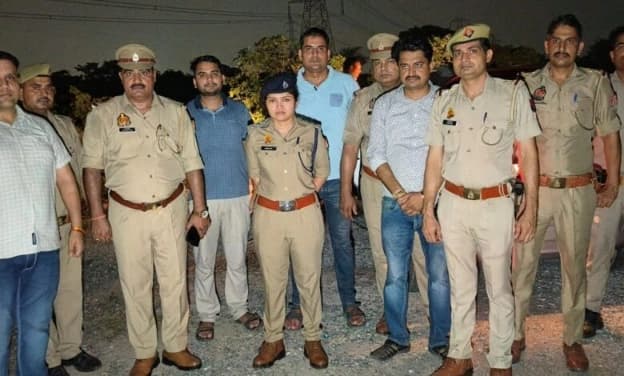 दादरी पुलिस और बदमाशों के बीच मुठभेड़, स्नैचिंग गिरोह के दो शातिर गिरफ्तार; लूटा मोबाइल, कार और चोरी के जेवर बरामद