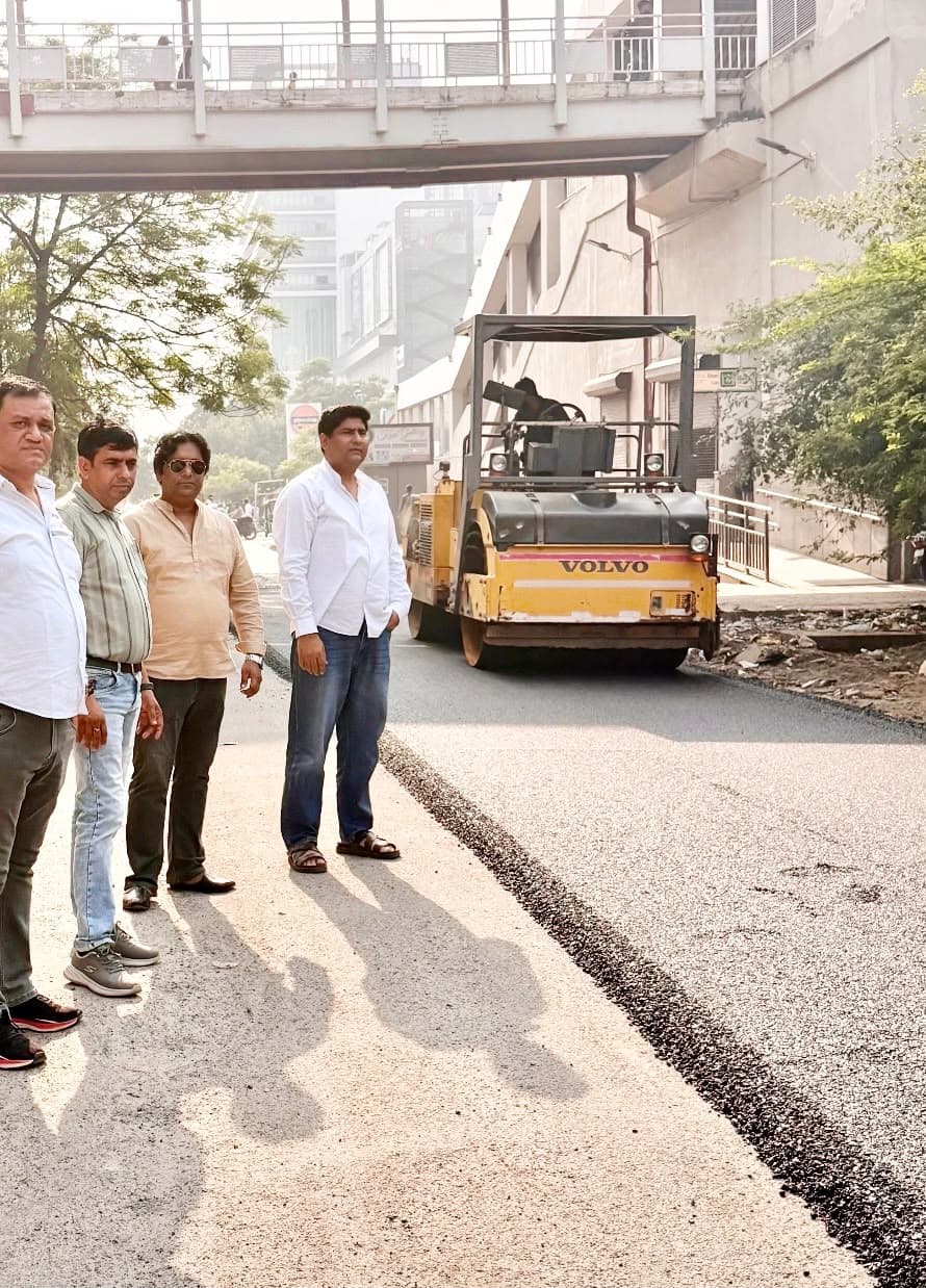 ग्रेटर नोएडा डेल्टा-1 की सर्विस रोड की मरम्मत शुरू, RWA की शिकायत पर प्राधिकरण ने की कार्रवाई